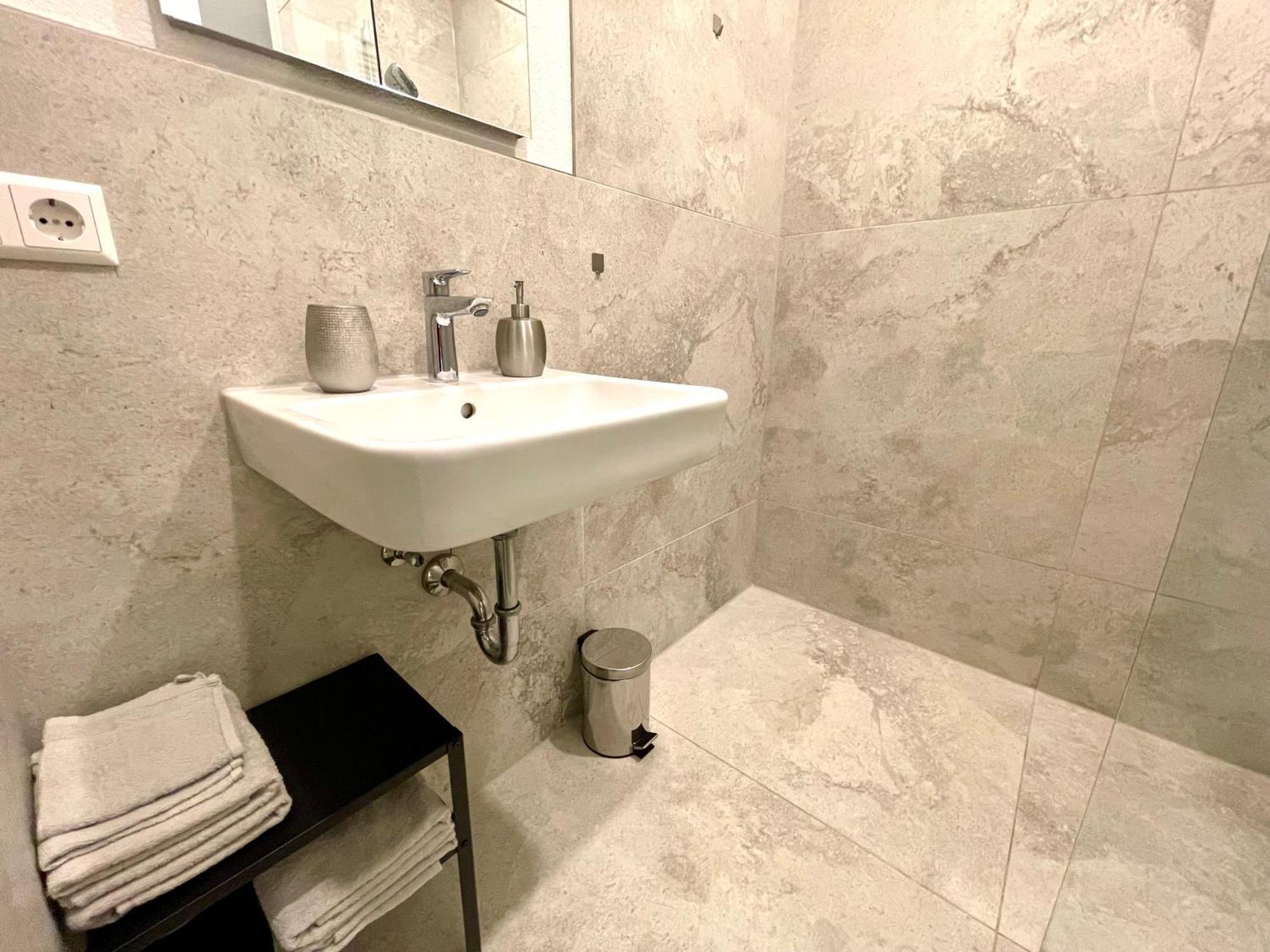 Neu Wunderschoenenes Weisses Apartament Am Schloessle Zentrum Goldstadt 普福尔茨海姆 外观 照片