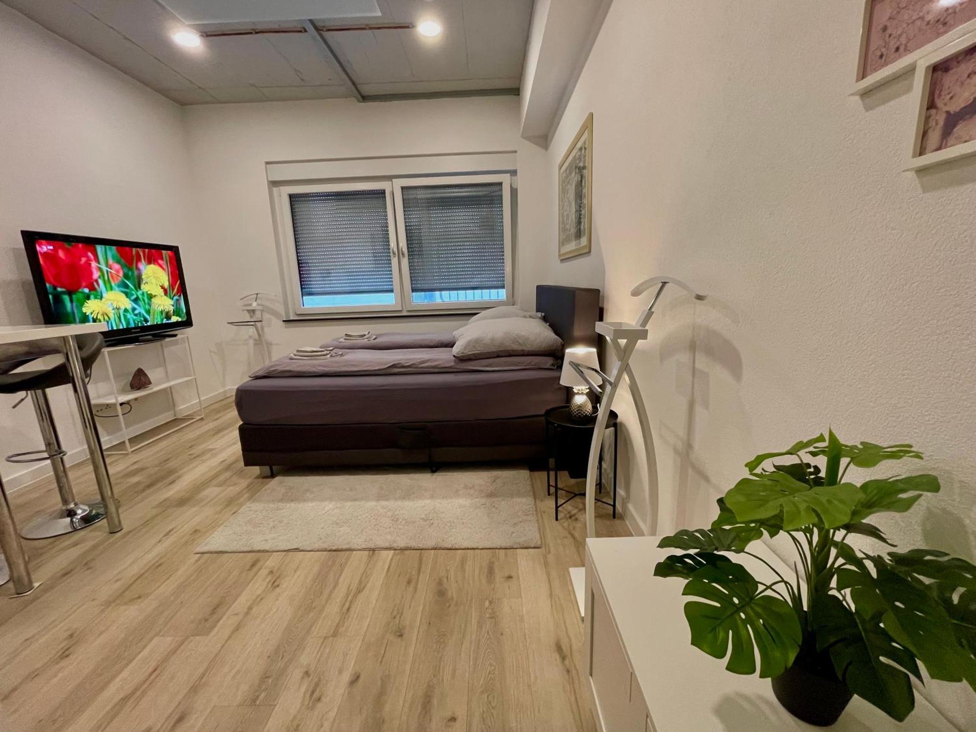 Neu Wunderschoenenes Weisses Apartament Am Schloessle Zentrum Goldstadt 普福尔茨海姆 外观 照片