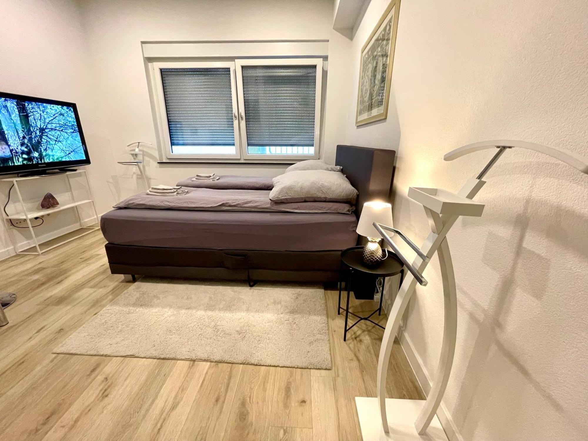 Neu Wunderschoenenes Weisses Apartament Am Schloessle Zentrum Goldstadt 普福尔茨海姆 外观 照片