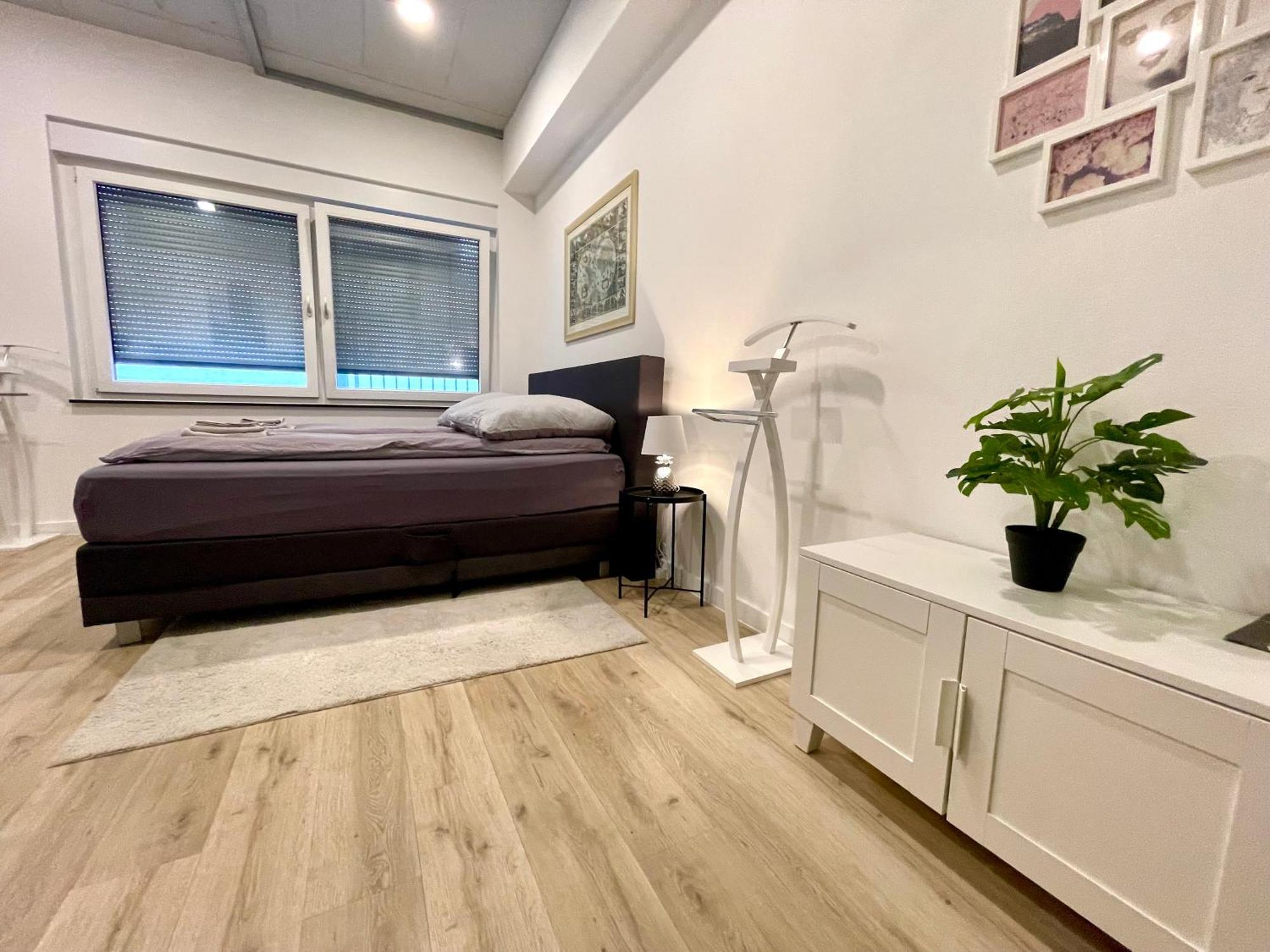 Neu Wunderschoenenes Weisses Apartament Am Schloessle Zentrum Goldstadt 普福尔茨海姆 外观 照片
